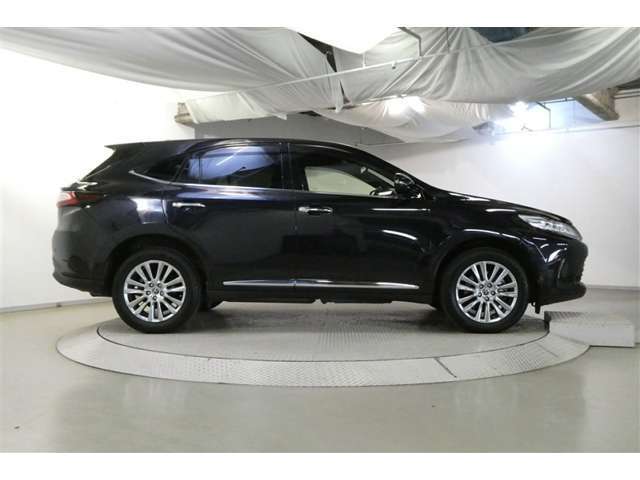 後席ガラスは色付きガラスとなっております。直射日光の緩和やエアコンの効きにも影響し、プライバシーの保護にもなっています♪