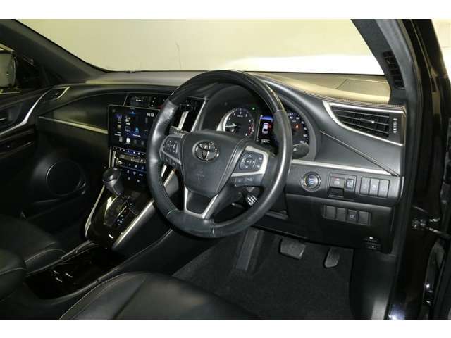 豪華な内装で運転も楽しくなりますよ♪