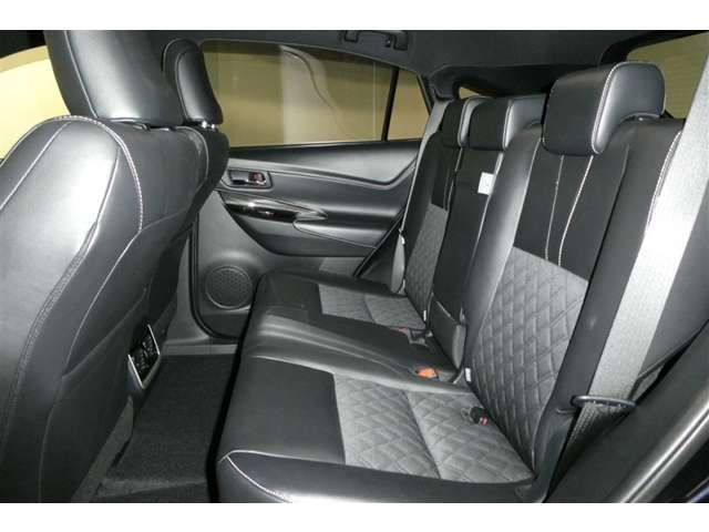 こちらは後部座席です！ゆったりと過ごしやすいかと思います☆