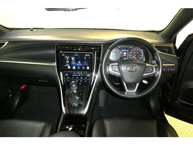 インパネ周りは、すぐ手の届く位置に操作ボタンが配置されており、ドライバーの使い勝手が考慮されています♪