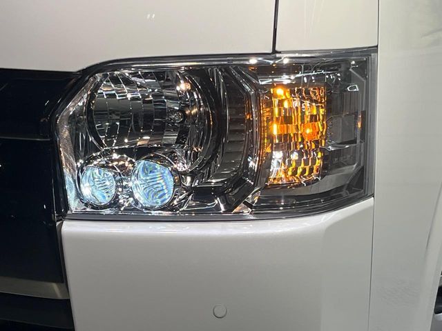 【LEDヘッドライト】悪天候や夜間走行時も良好な視界を確保し安心して運転できる高輝度LEDヘッドライトを装備！点灯速度が早く、消費電力も抑えられています。