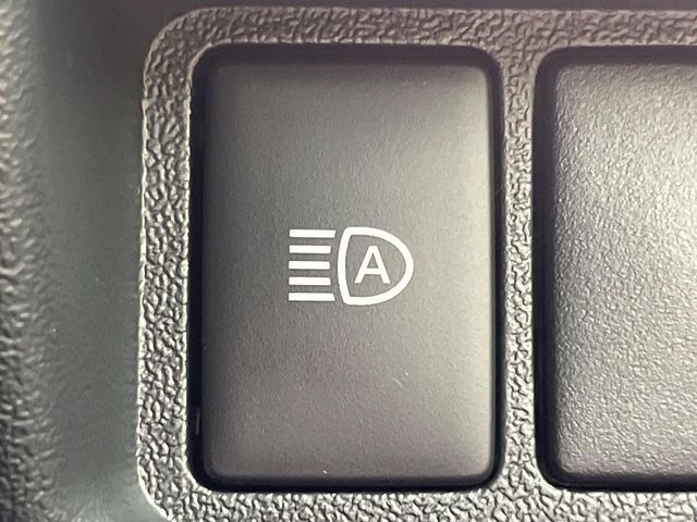 【アダプティブハイビーム】遠くまで明るく照らすハイビームを先行車や対向車に照射しない様、自動で調整！毎回手動で切り替える必要がなく、夜間走行時のストレスも軽減。安全性向上にも寄与します。
