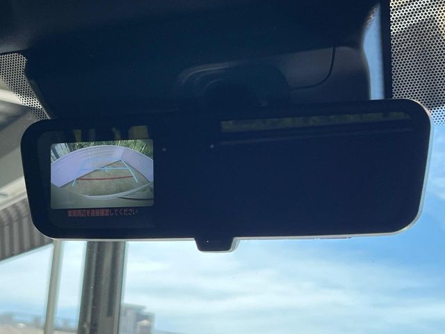 【バックカメラ】駐車時に後方がリアルタイム映像で確認できます。大型商業施設や立体駐車場での駐車時や、夜間のバック時に大活躍！運転スキルに関わらず、今や必須となった装備のひとつです！