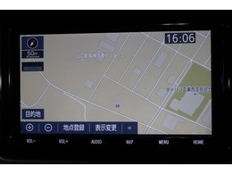 純正9インチSDナビを装備しています。大きな画面で地図も見やすく操作もしやすいです☆ハンズフリー通話や音楽の再生に使えるBluetoothにも対応しています。