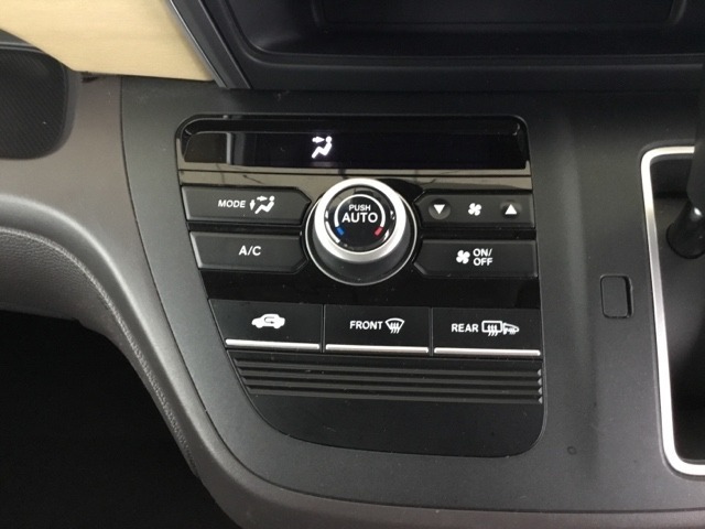 【フルオートエアコン】お好みの温度に設定するだけで、エアコンの風量やモード切替を自動でコントロールしてくれます。操作が少なく運転に集中できる為安全運転にもなります。
