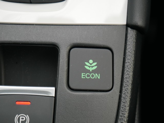 【ECONスイッチ】　ECONスイッチを押すと、加速時のアクセルの踏みすぎやエアコンの効きすぎなどを抑え燃費向上に役立ちます。