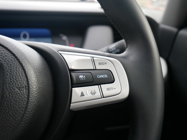 【ACC〈アダプティブ・クルーズ・コントロール〉】予め設定した車速内でクルマが自動的に加減速。前走車との適切な車間距離を維持しながら追従走行しドライバーの運転負荷を軽減します。