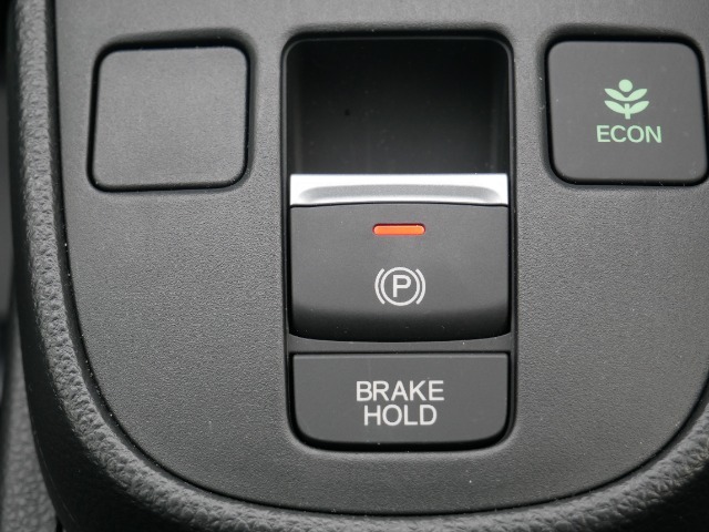 【電子制御パーキングブレーキ】スイッチ操作でパーキングブレーキをオン/オフ。発進時、運転席のシートベルトが着用されている時アクセルを踏めば自動的に解除されます。