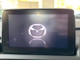 【マツダコネクトナビ】車内の雰囲気にマッチした一体型タイプのナビ。各種車輌設定やBluetooth再生等、様々な機能が楽しめます。直感的なダイヤル操作が可能で、使い勝手も良好です。