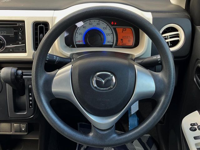 インテリアに合わせたデザインのステアリングは、運転される方のことも考え、運転しやすい形状、大きさです。是非一度、実際に触ってお確かめください。