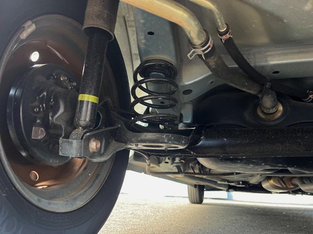 お車を安心してお乗りいただく為には、足回りの定期点検が欠かせません。サービスサポート（有償保証）では無料点検もご提供しており、安心のカーライフをお過ごしいただけるサポート体制が整っています。