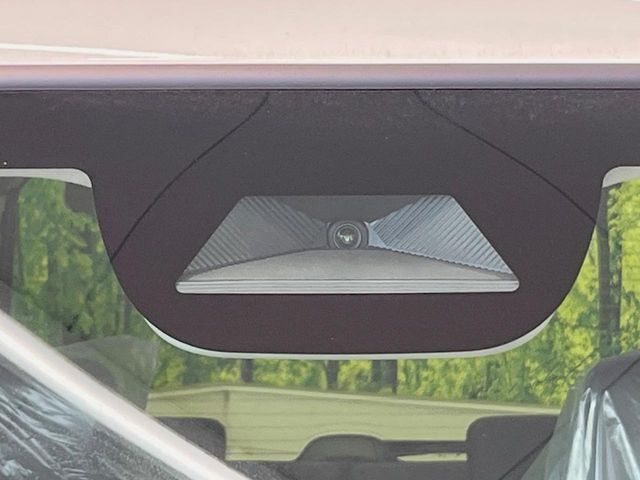 【ホンダセンシング】走行中に前方の車両等を認識し、衝突しそうな時は警報とブレーキで衝突回避と被害軽減をアシスト。より安全にドライブをお楽しみいただけます。