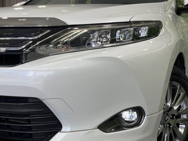 【LEDヘッドライト】悪天候や夜間走行時も良好な視界を確保し安心して運転できる高輝度LEDヘッドライトを装備！点灯速度が早く、消費電力も抑えられています。