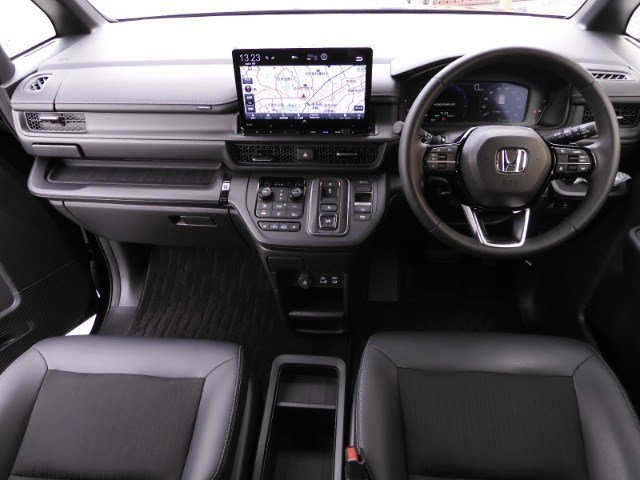 視界広々で非常に運転しやすくロングドライブでも疲れを感じさせないすっきりとまとまったインパネ周りです。