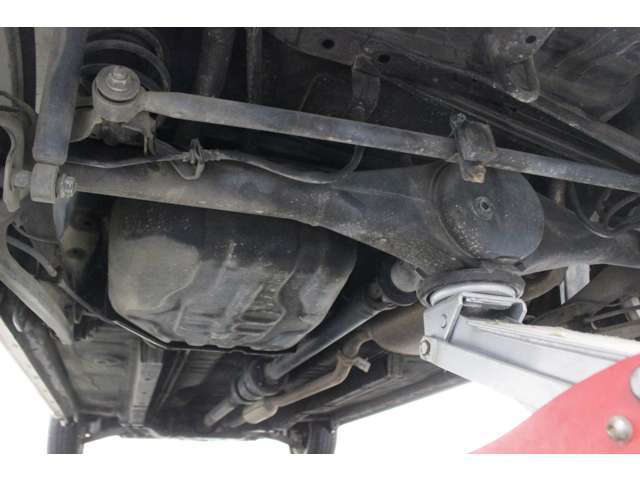 下回りの写真です。北海道で使用されていたお車と比べると、明らかに錆が少ないです。車選びにおいて重要なポイントです。