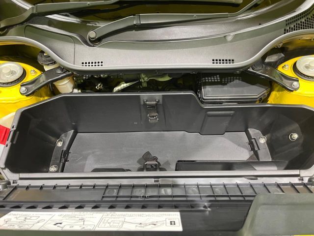 積み下ろしのしやすいデッキにはたっぷりと荷物を積み込んでいただけます。遊びから仕事まで、様々なシーンで頼れます♪