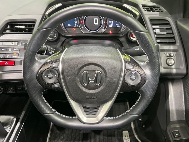 【純正革巻きステアリング】上質な革を使用することで、手にしっかり馴染みとても運転しやすいハンドルです♪