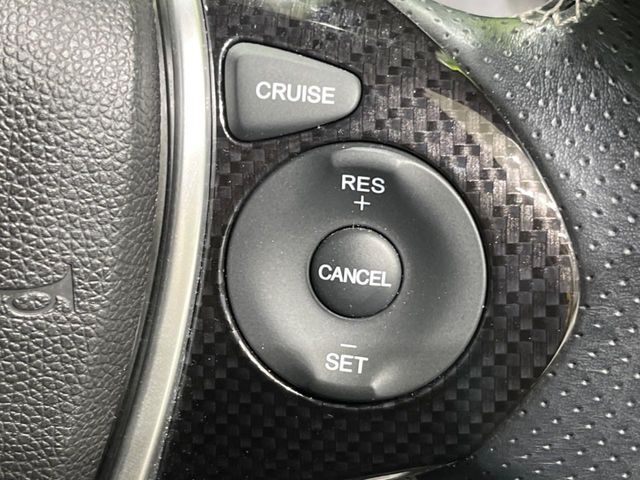 【クルーズコントロール】高速道路もラクラク走行。アクセルを離しても一定速度で走行ができ、長距離運転時の負担を軽減！加速・減速も簡単なスイッチ操作で調整できます。