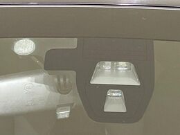 【シティブレーキアクティブシステム】低速走行中に前方の車両等を認識し、衝突しそうな時は警報とブレーキで衝突回避と被害軽減をアシスト。より安全にドライブをお楽しみいただけます。