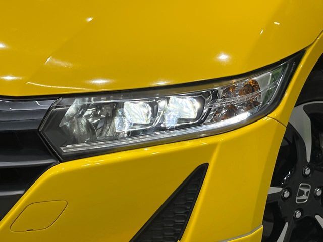 【LEDヘッドライト】悪天候や夜間走行時も良好な視界を確保し安心して運転できる高輝度LEDヘッドライトを装備！点灯速度が早く、消費電力も抑えられています。