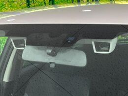 【アイサイト】前方の車両等を検知し、衝突しそうな時は警報で注意を促し、ブレーキを踏む力をサポート。ブレーキを踏めなかった場合は衝突被害軽減ブレーキが作動、衝突回避をサポートします。