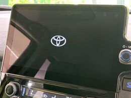 【メーカー純正ナビ】インテリアに溶け込むスタイリッシュな「専用設計」メーカーナビを装備♪視認性や操作性など基本性能にも優れ、より上質なカーライフをお楽しみいただけます。