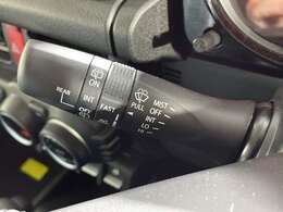 【オートワイパー（AUTO）】雨が降り出した時に、雨滴検出用センサー（レインセンサー）が雨滴を感知すると、自動でワイパーが動作します。