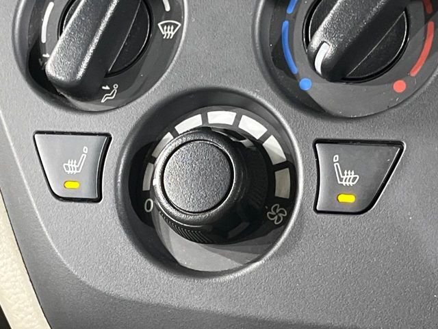 【シートヒーター】寒い日に重宝するシートヒーター！エアコンより早く温まってくれるので寒がりの人も安心ですね♪エアコンの温風は乾燥するから苦手、という方にもをおすすめです。