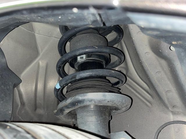 お車を安心してお乗りいただく為には、足回りの定期点検が欠かせません。サービスサポート（有償保証）では無料点検もご提供しており、安心のカーライフをお過ごしいただけるサポート体制が整っています。