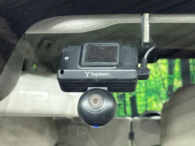 【ドライブレコーダー】安心・安全なカーライフに必須のドライブレコーダーを装備！走行中はもちろん、あおり運転や事故に遭遇した際の状況も映像で記録し、万一のリスクに備えます。