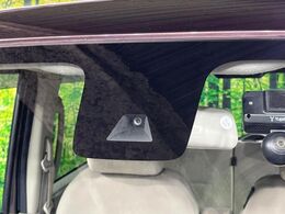 【三菱e-Assist】走行中に前方の車両等を認識し、衝突しそうな時は警報とブレーキで衝突回避と被害軽減をアシスト。より安全にドライブをお楽しみいただけます。