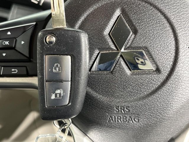 【キーレス】少し離れた場所からでもボタン一つでドアの開錠・施錠ができるのでとっても便利！ドアの鍵穴周りに傷をつけることもありません♪