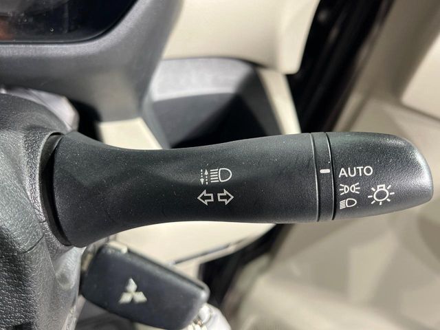 【オートライト】周りの明るさに応じて自動でヘッドライトの点灯・消灯ができる機能です！ライトの付け忘れ・消し忘れなどが無くなり、雨の日や夕方の走行も安心！トンネル通過時も便利ですね♪