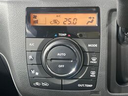 【オートエアコン】一度お好みの温度に設定すれば、車内の温度を検知し風量や温度を自動で調整。暑い…寒い…と何度もスイッチ操作をする必要はありません。快適な車内空間には必須の機能ですね♪
