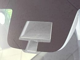 【レーダーブレーキサポート】走行中に前方の車両等を認識し、衝突しそうな時はブレーキで衝突回避と被害軽減をアシスト。より安全にドライブをお楽しみいただけます。