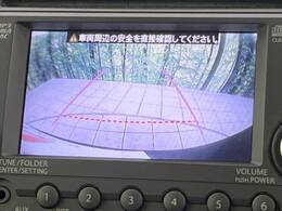 【バックカメラ】駐車時に後方がリアルタイム映像で確認できます。大型商業施設や立体駐車場での駐車時や、夜間のバック時に大活躍！運転スキルに関わらず、今や必須となった装備のひとつです！