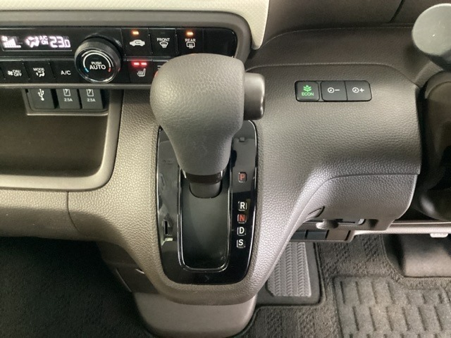 CVT車のセレクトレバーです。低速から高速まで、変速ショックのないスムーズな走りを実現するとともに、エンジン効率のよい領域を維持することで燃費にも貢献します。