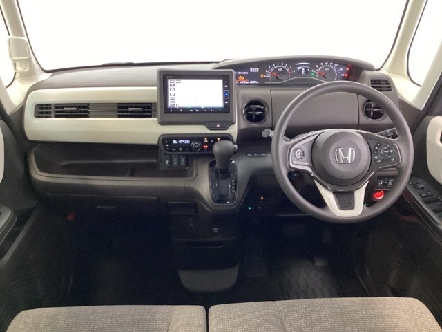 車内は光触媒抗菌消臭施工済です。インパネ周りはスタイリッシュなデザインで機能や装備も充実しています。グローブボックスやカップホルダーのほかにトレーなどたくさんの収納スペースが付いています。