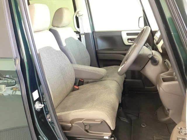 女性でも運転がしやすいように、シートの高さ調整機能（シートリフター）がついています。運転席と助手席の間が空いている為、助手席側への移動がスムーズです。交通量の多い道でも助手席側から乗り降りができます。