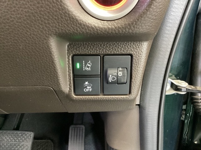 ハンドルの右側にはヘットライトレベライザーとHondaセンシング用のメインスイッチがついています。ヘッドライトレベライザーは道路状況や積荷の加重に応じてライトの高さを調節できます。