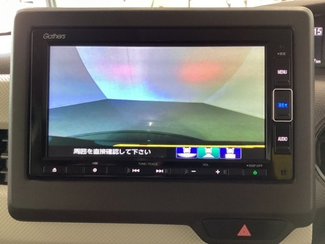 ギヤをR（バック）に入れるとナビの画面に後ろの映像が映るリアカメラ付です。後退時、コンディションが悪い視界でもカラーバックモニターがドライバーをサポートします。