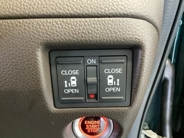 リアドアは乗り降りに便利な両側電動スライドドアです。また運転席に座っていながらスイッチ操作で自在にスライドドアを開け閉めできます。