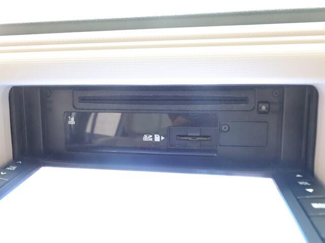 当店は夜間でも明るいライトの下ではっきりとクルマの状態を確認することが出来ます。事前にご連絡頂ければ待つことなくスムーズにご覧頂けます。聞いて、見て、触って、乗って選ぶ事が出来る販売店です♪