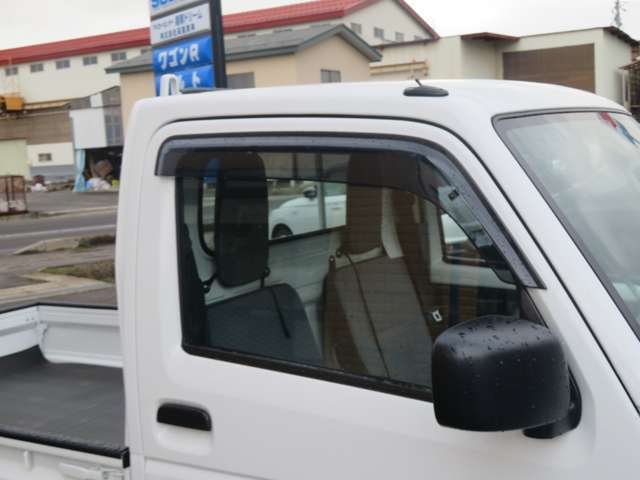 サイドバイザー装備してます。雨の日に窓をあけても雨が入りにくいので安心です。