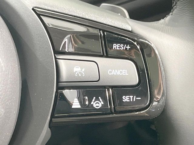 【アダプティブクルーズコントロール】高速道路での長距離走行が楽に！！自動で速度を保つクルーズコントロールが、衝突軽減システムと連携し、前方の車両を感知して車間を保つように速度調節してくれます！！