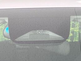 【ホンダセンシング】走行中に前方の車両等を認識し、衝突しそうな時は警報とブレーキで衝突回避と被害軽減をアシスト。より安全にドライブをお楽しみいただけます。