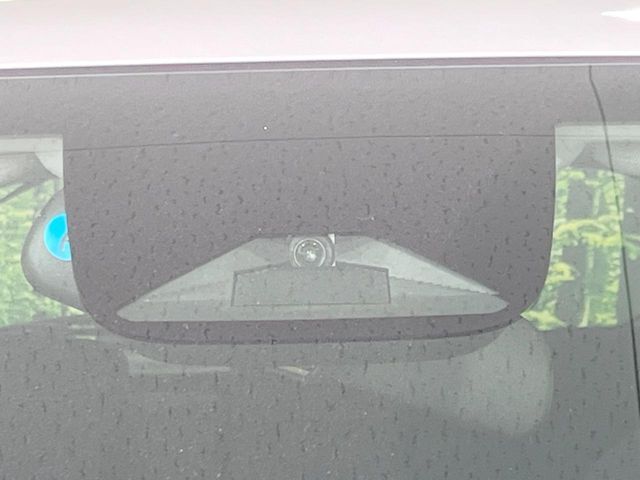 【ホンダセンシング】走行中に前方の車両等を認識し、衝突しそうな時は警報とブレーキで衝突回避と被害軽減をアシスト。より安全にドライブをお楽しみいただけます。