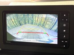 【バックカメラ】駐車時に後方がリアルタイム映像で確認できます。大型商業施設や立体駐車場での駐車時や、夜間のバック時に大活躍！運転スキルに関わらず、今や必須となった装備のひとつです！