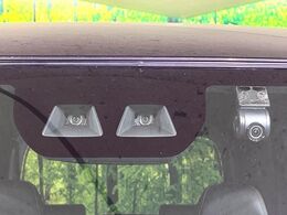 【スマートアシスト】走行中に前方の車両等を認識し、衝突しそうな時は警報とブレーキで衝突回避と被害軽減をアシスト。より安全にドライブをお楽しみいただけます。