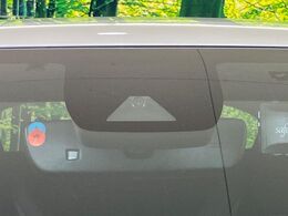 【トヨタセーフティセンス】走行中に前方の車両等を認識し、衝突しそうな時は警報とブレーキで衝突回避と被害軽減をアシスト。より安全にドライブをお楽しみいただけます。